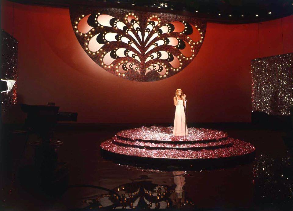 Dalida filme une télévision au Japon 1974