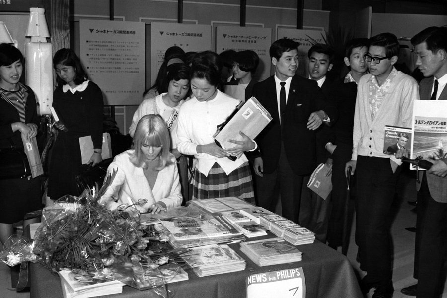 France Gall rencontre ses fans au Japon en 1966