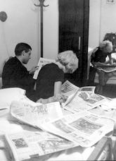 Sylvie et Eddie Vartan feuilletant la presse au lendemain de l'incident du Cannet, 21 août 1963 