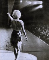 Sylvie Vartan salue le public de l'Olympia, 1964