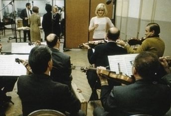 Sylvie Vartan en session d'enregistrement à New York, 1964