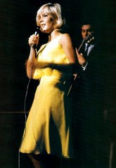 Sylvie Vartan sur scène en 1964, version jaune de la robe real