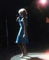 Sylvie Vartan sur la scène de l'Olympia en 1964 (robe bleue Real)