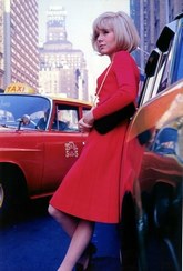 Sylvie Vartan à New York, manteau rouge, 1964