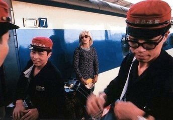 Sylvie Vartan prenant le train au Japon en 1965
