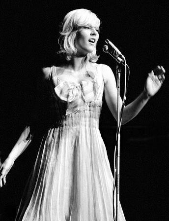 Sylvie Vartan Allemagne le 12 janvier 1966 - Die zeite lupe bal paré  (Concert à Munich)