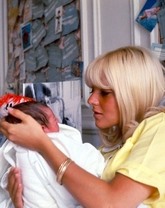 Sylvie Vartan à la maternité  avec son fils David  en août 1966