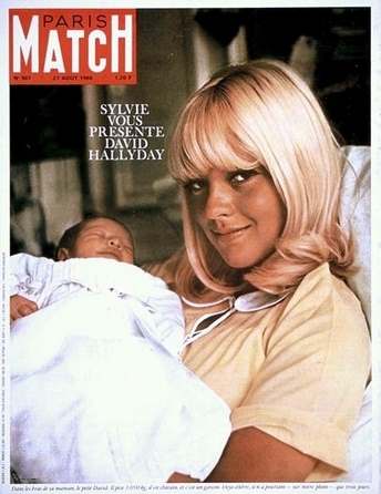 Sylvie Vartan en couverture de "Paris Match" pour la naissance de son fils David, août 1966