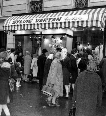 Passants devant la boutique de Sylvie Vartan, avenue Victor Hugo, Paris, 1967