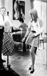 Sylvie Vartan le bras dans le plâtre prépare une collection de mode en 1968