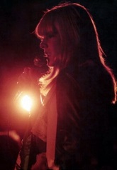 Sylvie Vartan en tournée d'été avec le bras dans le plâtre, été 1968