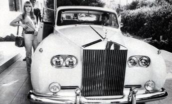 Sylvie Vartan dans sa Rolls blanche part en tournée en Italie, 1968.