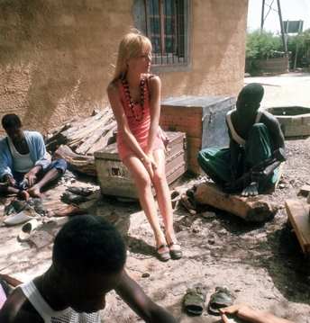 Sylvie Vartan dans un village africain , tournée 1969