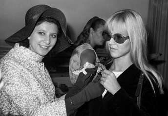 Sylvie Vartan et une journaliste à son arrivée aux Pays-Bas en juillet 1969