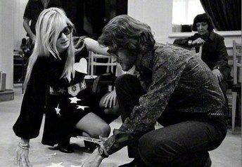 Sylvie Vartan essayages avec Yves Saint Laurent pour l'Olympia 70