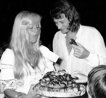 Johnny Hallyday fêtant le vingt-septième anniversaire de Sylvie Vartan, 1971