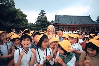 Sylvie Vartan au milieu d'écoliers japnais, 1971