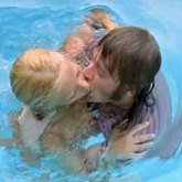 Sylvie Vartan et Johnny Hallyday s'embrassent dans une piscine, 1971, film "J'ai tout donné"