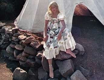 Sylvie Vartan en Californie en 1972 dans une robe patchwork. 