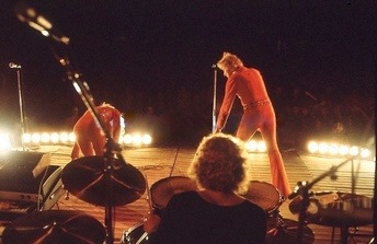 Sylvie Vartan et Johnny Hallyday sur scène en 1973, combinaisons rouges