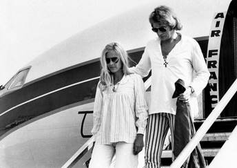 Sylvie Vartan et Johnny Hallyday de retour d'Italie, descente d'avion, 1973
