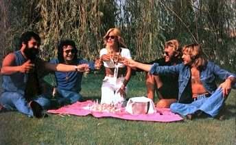 Sylvie Vartan fête ses 30 ans le 15 août 1974 à Montpellier, avec Johnny Hallyday, Carlos, Michel Sardou et Pierre Billon.