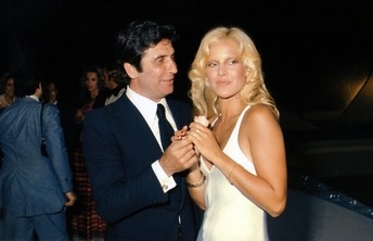 Sylvie Vartan et Gilbert Bécaud photographiés le 8 juin 1974 lors de l'émission "Top à l'Eurovision"