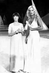 Sylvie Vartan et Mireille Mathieu photographiées le 8 juin 1974 lors de l'émission "Top à l'Eurovision"