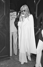 Sylvie Vartan à la sortie du club Saint-Hillaire, 1974