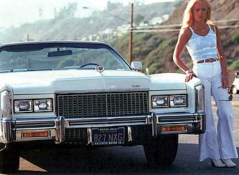 Sylvie Vartan devant sa Cadillac Eldorado, Californie, 1976
