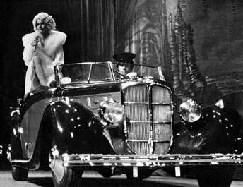 Sylvie Vartan entre en scène sur une Rolls Royce, Palais des Congrès 1976
