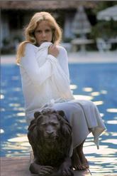 Sylvie Vartan sortant de sa piscine, Los Angeles 1976