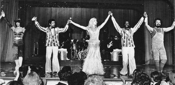 Sylvie Vartan et ses danseurs saluent le public du Sporting Club de Monaco 16 août 1976