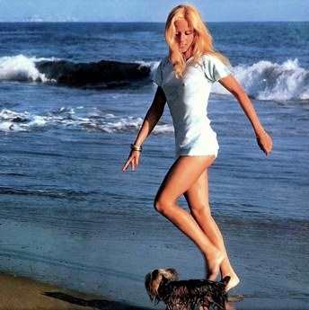 Sylvie Vartan et son chien Plouf sur la plage de Malibu, 1976