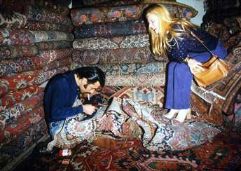 Sylvie Vartan dans un souk de Téhéran, 1977