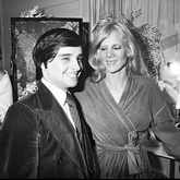 Sylvie Vartan félicitée par Thierry Le Luron dans sa loge du Palais des Congrès,1977