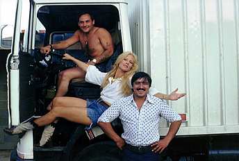 Sylvie Vartan prend la pose avec les chauffeurs des véhicules poids-lourds de sa tournée, 1977