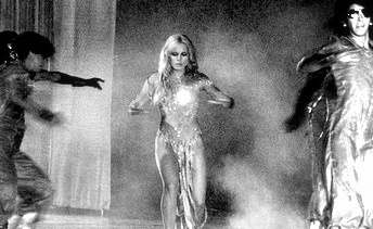 Sylvie Vartan Palais des Congrès 1977 Ballet "You+me = Equal love" robe rouge Bob Mackie