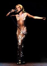 Sylvie Vartan Palais des Congrès 1977 "Je vivrais pour deux" robe longue Bob Mackie