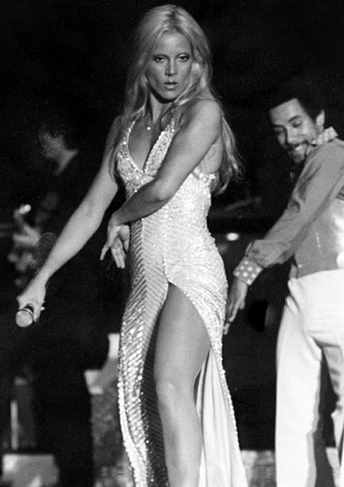 Sylvie Vartan sur la scène du Sporting Club de Monte-Carlo, 1977