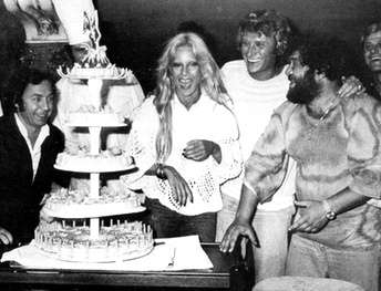 Sylvie Vartan fête son 34ème anniversaire à la Grande Brasserie de Montpellier en compagnie de Johnny Hallyday, Carlos et Michel Mallory, 1978