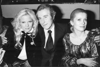 Sylvie Vartan, Jacques Chazot et Catherine Deneuve lors d'une soirée à l'Alcazar, Paris, 13 novembre 1979