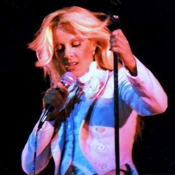 Sylvie Vartan  en smoking blanc, show de la tournée d'été 1979