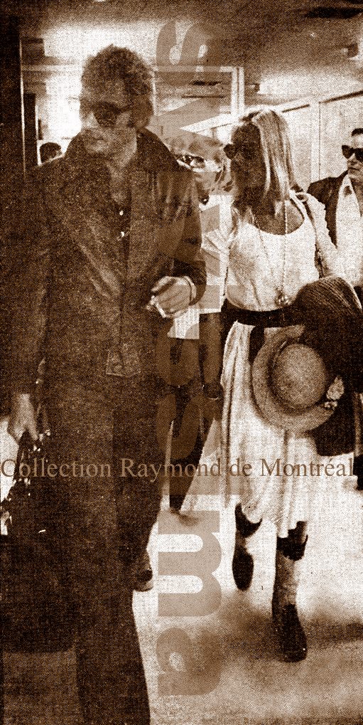 Johnny Hallyday et Sylvie Vartan sortant de l'aéroport de Montréal-Dorval, le 25 août 1975
