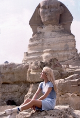 Sylvie Vartan pose devant le Sphinx, Egypte 1979