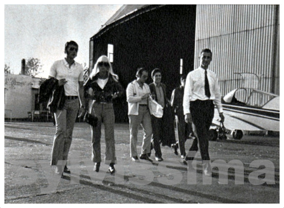 Sylvie Vartan et Johnny Hallyday sur le tarmac de l'aérodrôme de Besançon-Thise, mai 1967