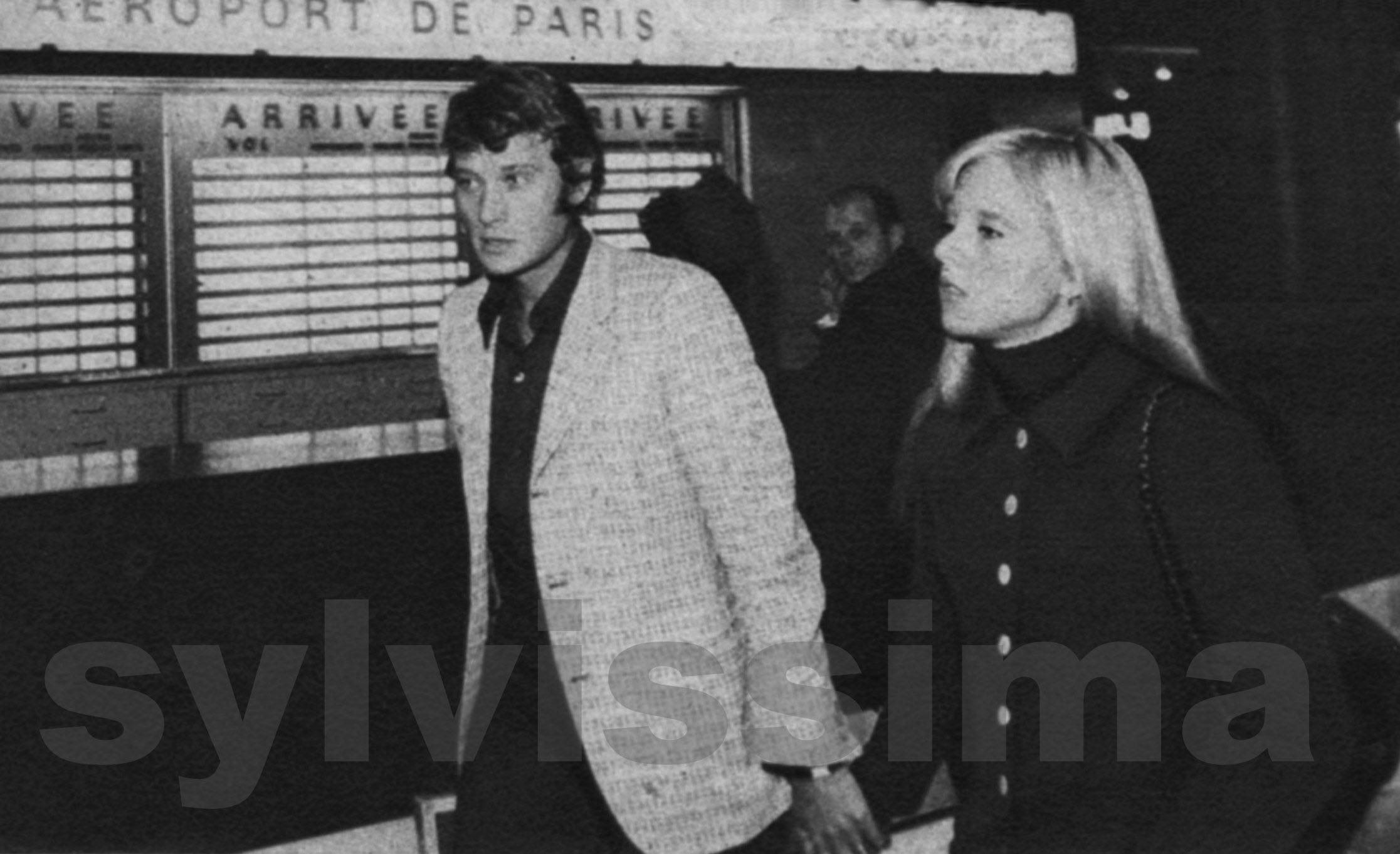 Sylvie Vartan et Johnny Hallyday à l'aéeroport du Bourget, novembre 1969
