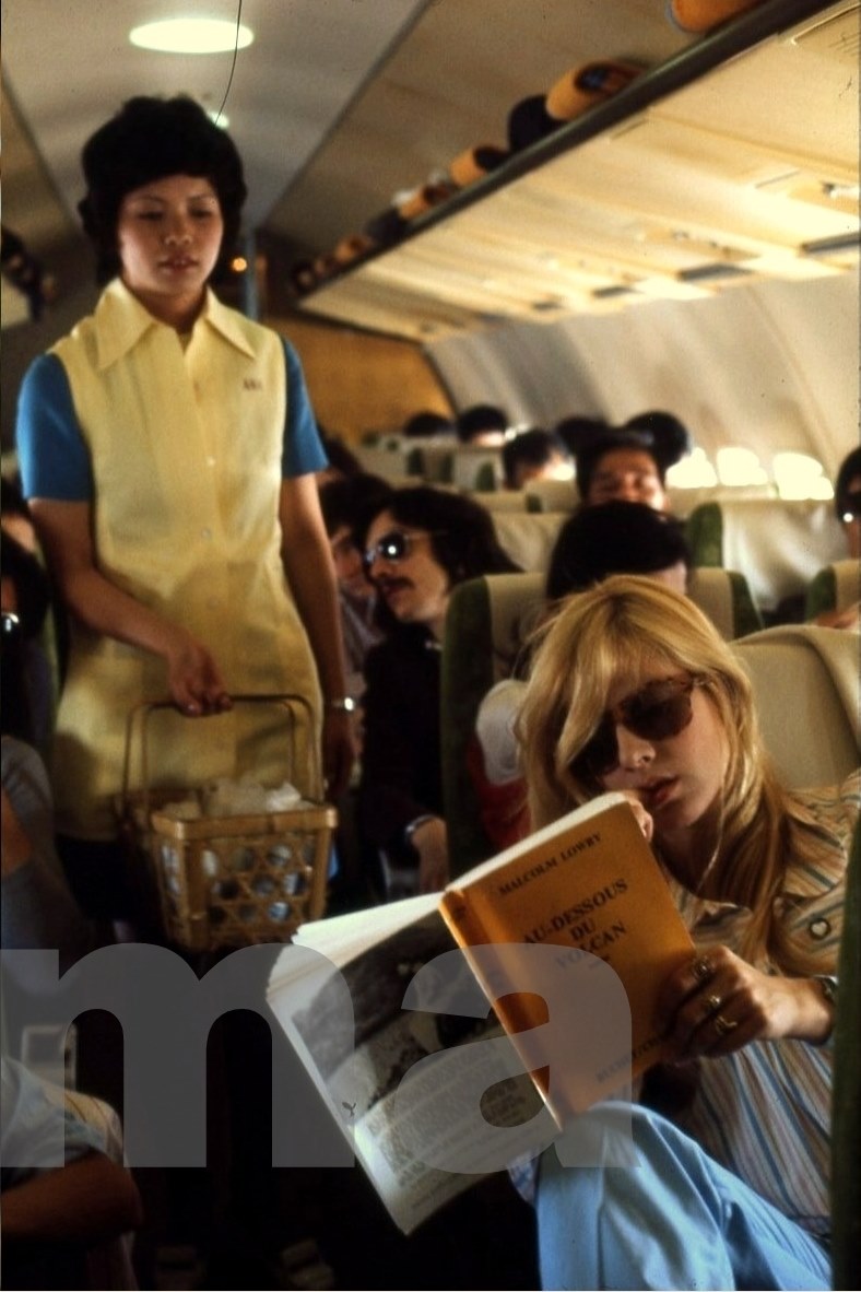 Sylvie Vartan dans un avion des lignes intérieures japonaises, mai 1972
