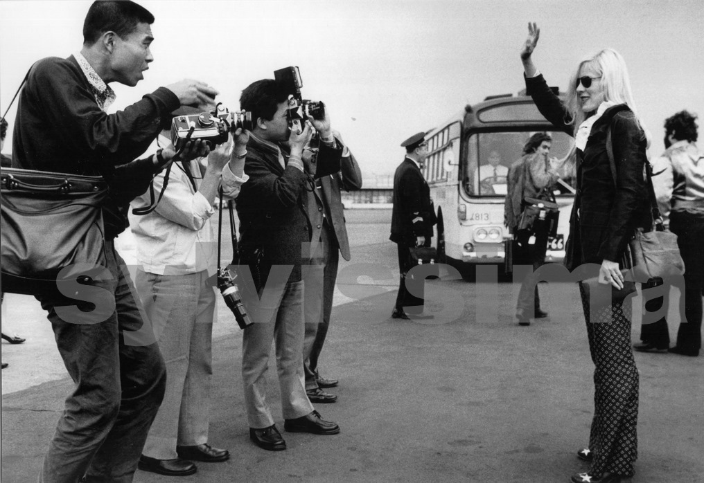 Sylvie Vartan assaillie par les photographes dès sa descente d'avion, Japon, 1971