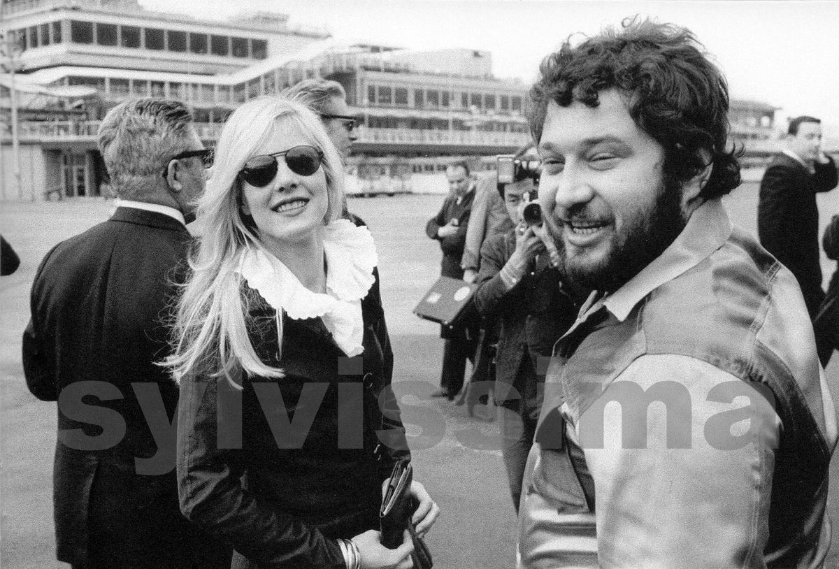 Sylvie Vartan et Carlos sur le tarmac de l'aéroport de Tokyo Haneda, 1971